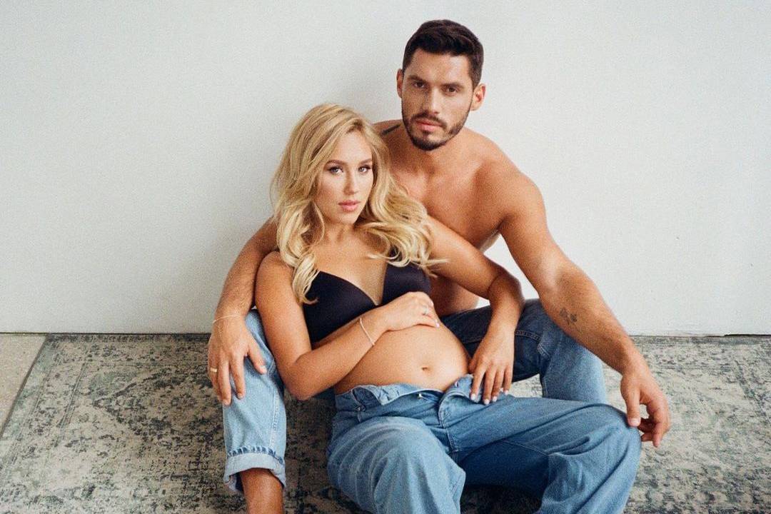 «Такие весёлые и уверенные»: Никита Добрынин показал, как за пять часов до родов танцевал с беременной супругой в палате