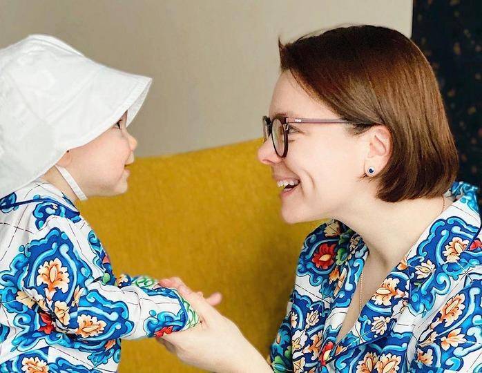 «Образ ассоциируются со стилем детей английского королевского семейства»: молодая супруга Петросяна поделилась новым фото их подросшего сына