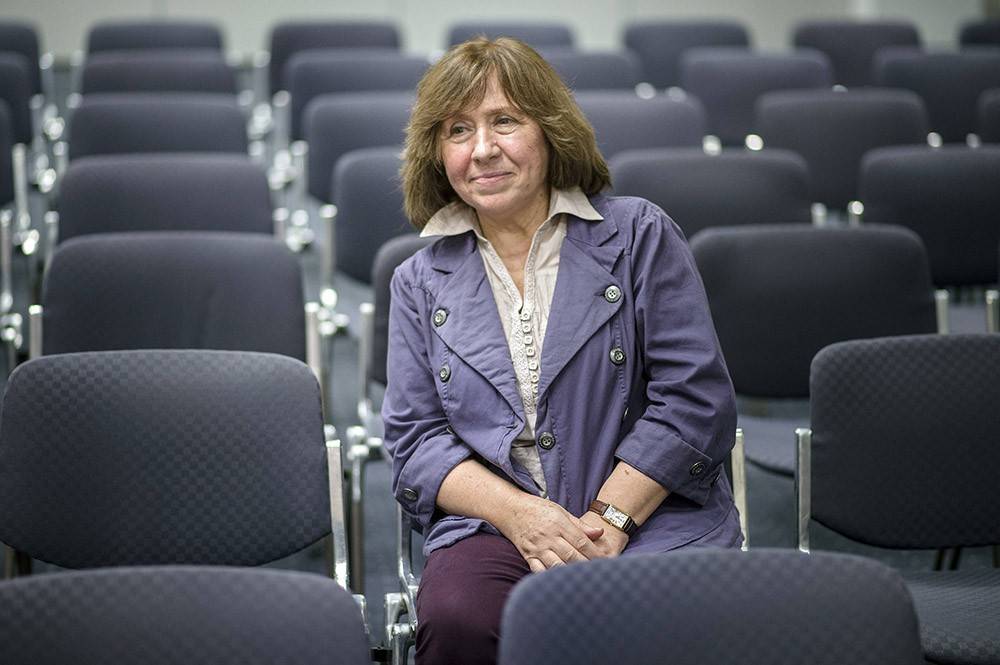 «Несла с собой бомбу»: писательницу Алексиевич не пустили в самолет в Берлине