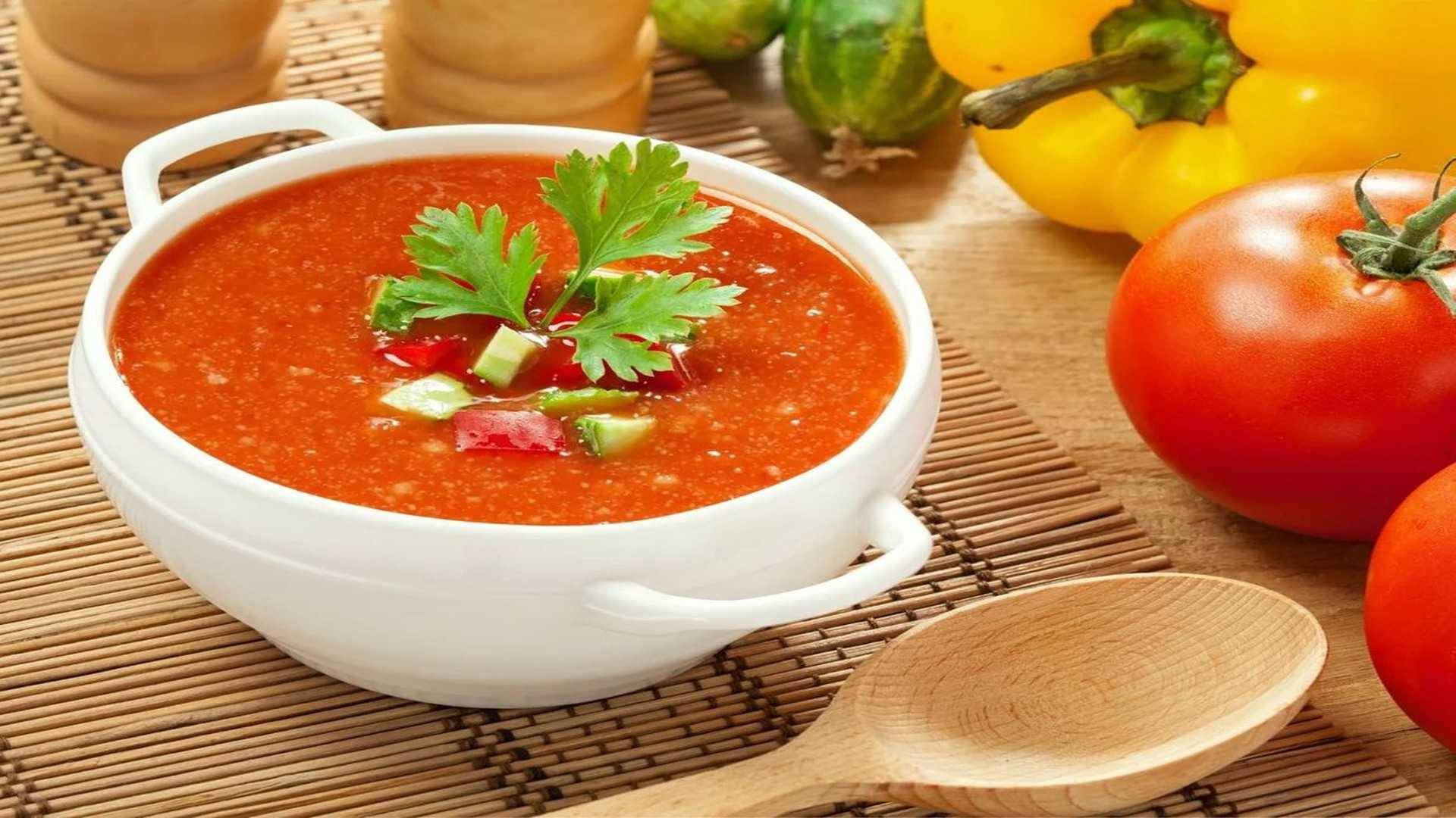 Идеальное блюдо в жаркую погоду: известный кулинар поделилась рецептом испанского гаспачо