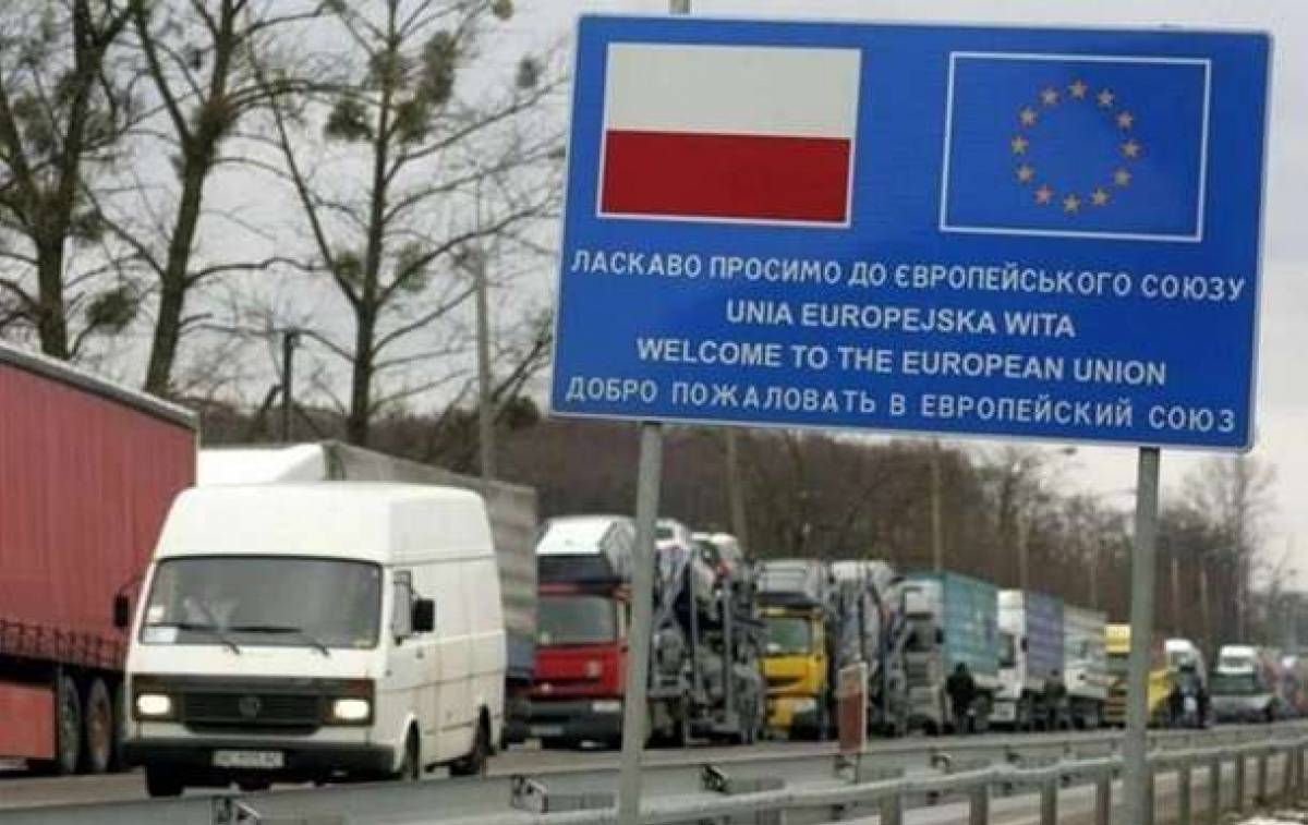 Стало известно, сколько украинцев находится на заработках в Польше