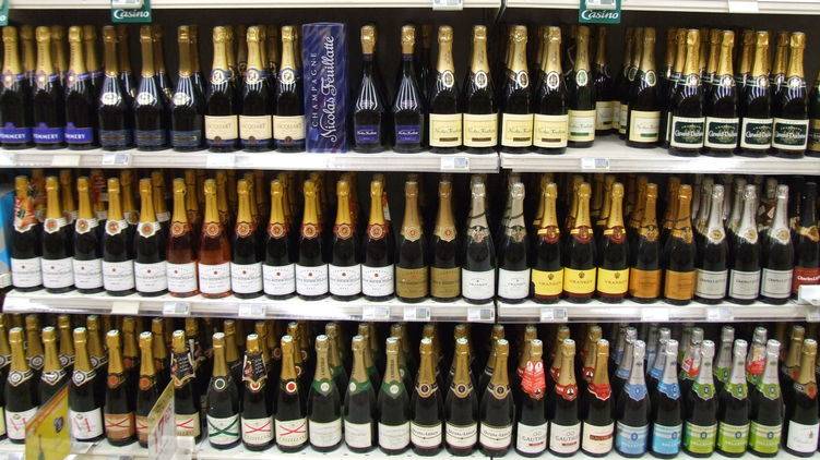 В супермаркетах и продуктовых магазинах Украины может исчезнуть алкоголь и сигареты. В Раду внесли законопроект