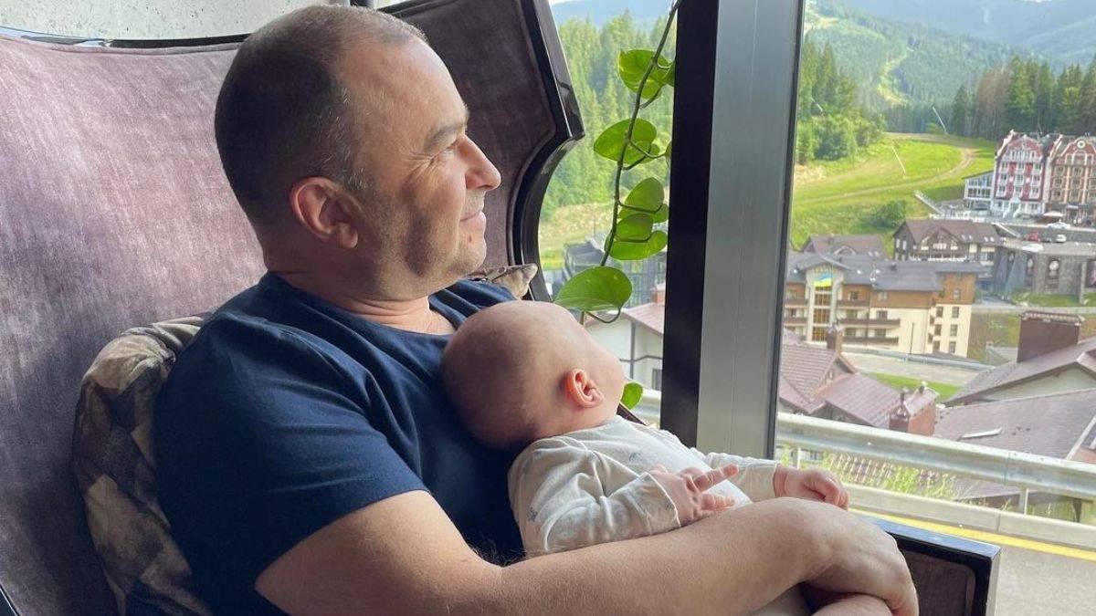 Виктор Павлик порадовал поклонников фото из Буковеля с новорожденным сыном
