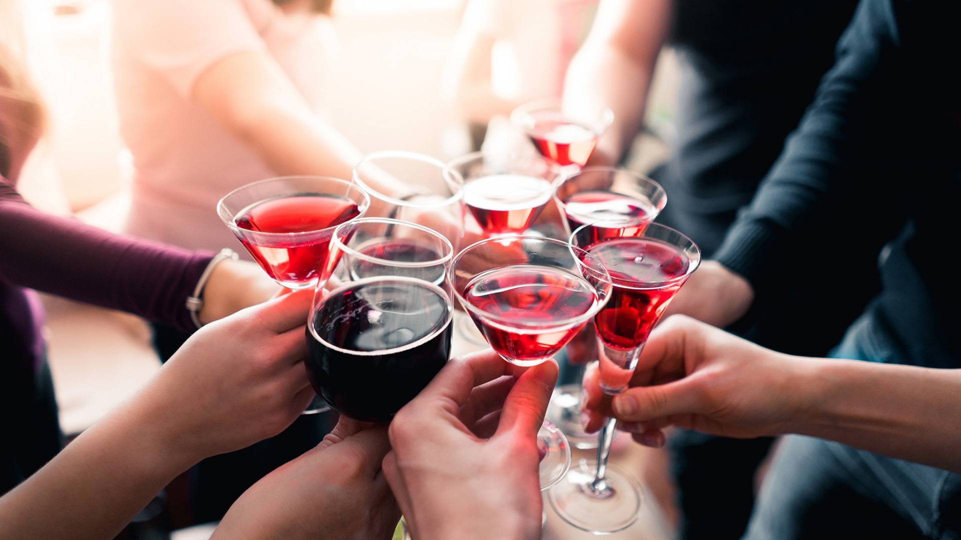 Специалист рассказал о безопасной дозе спиртного для женщин и мужчин