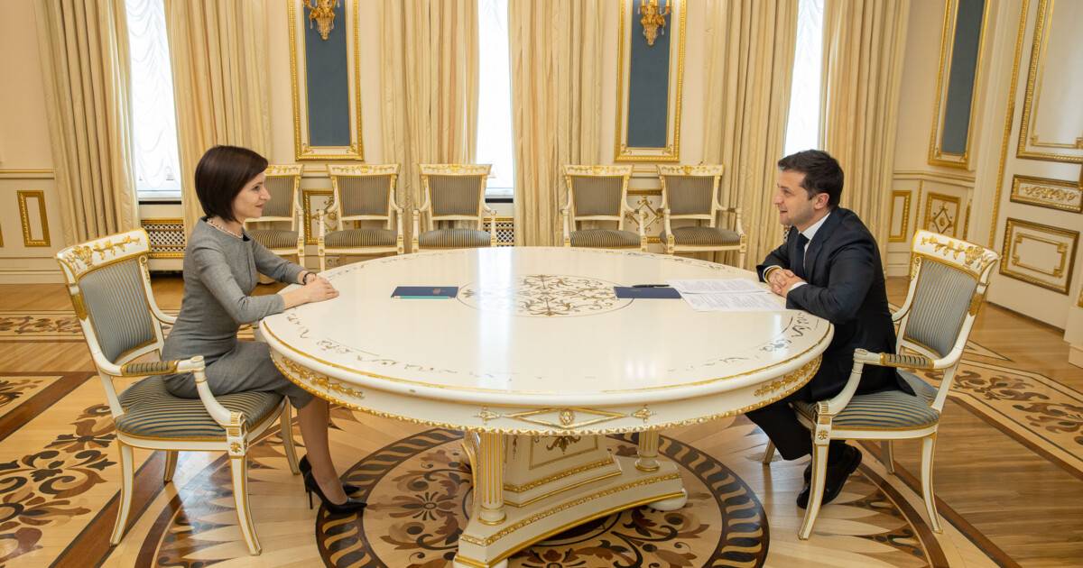 Блогер: ангелу надоело держать крыло над Украиной, и он в определенный момент полностью лишил разума 73 процента ее населения