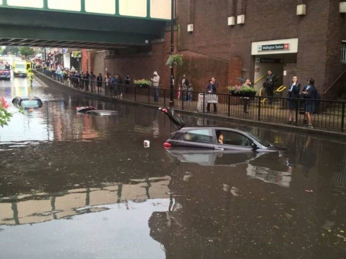 Затоплены улицы и станции метро: Лондон накрыл сильнейший ливень