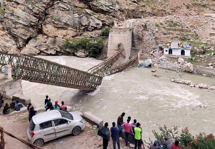 Как минимум 9 человек: туристы стали жертвами камнепада в Индии