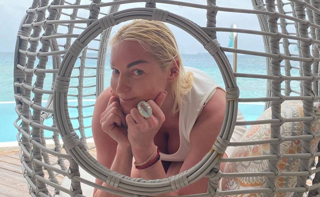 «Распугала всех отдыхающих»: подписчики высмеяли Волочкову в кислотно-зеленых шортах