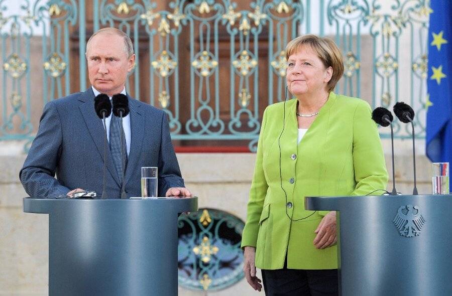 «Даже подпустил к ней злую собаку»: немецкий политолог назвал причину конфликта Меркель и Путина
