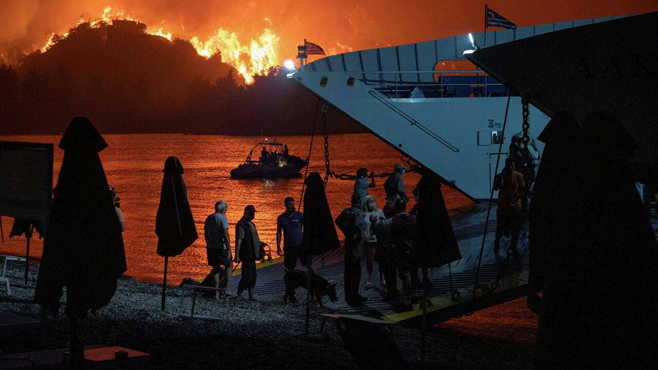 «Регионы взяты под контроль»: Спасатели объяснили, несут ли угрозу для туристов лесные пожары в Греции