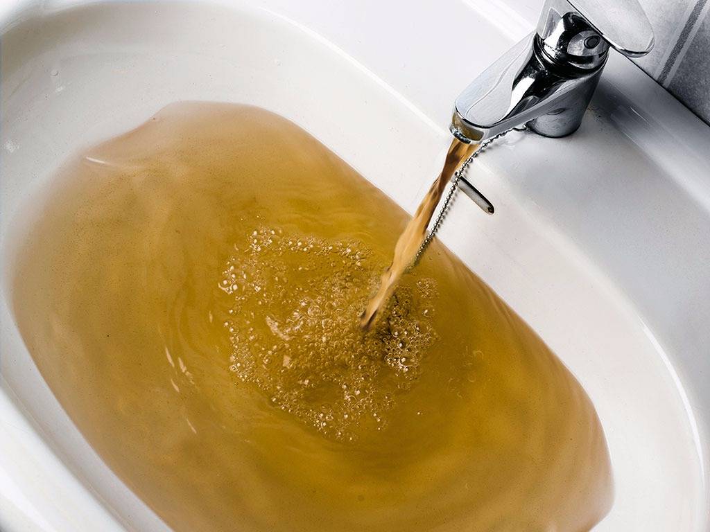 Доктор объяснила, можно ли использовать ржавую водопроводную воду для различных нужд