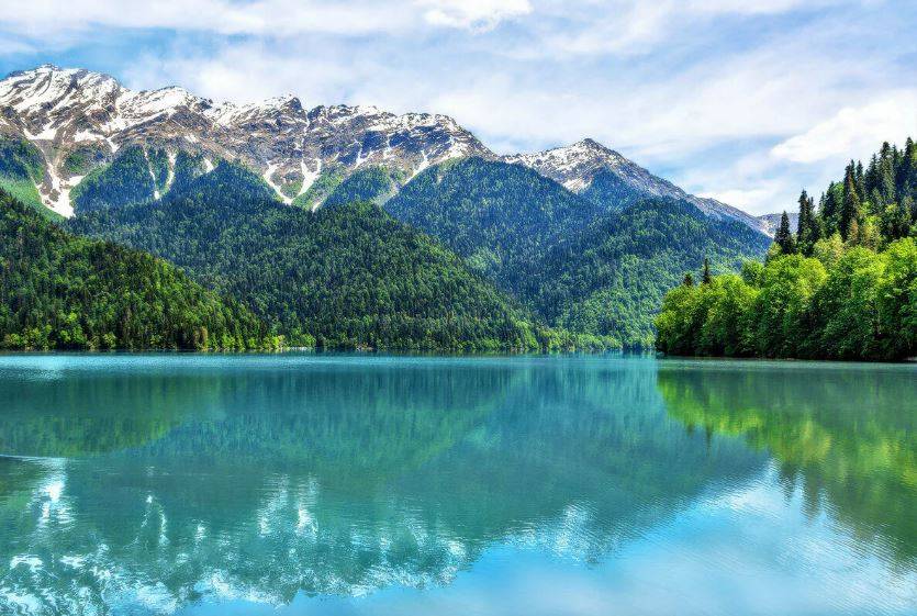 В непризнанной Абхазии призвали туристов отказаться от купания в самом красивом озере