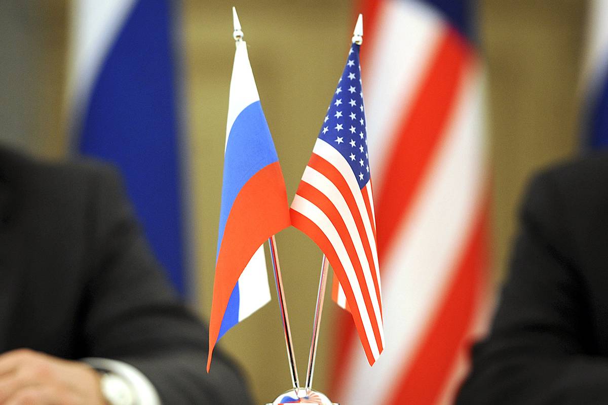 «Совершенно разная судьба»: в сети опубликовали прогноз для России и США на 2022 год