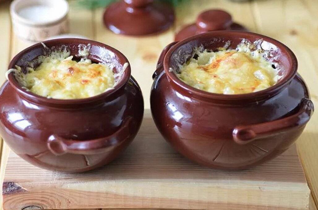 Деликатес на праздничный стол: Кулинары поделились рецептом ароматных кабачков в горшочках