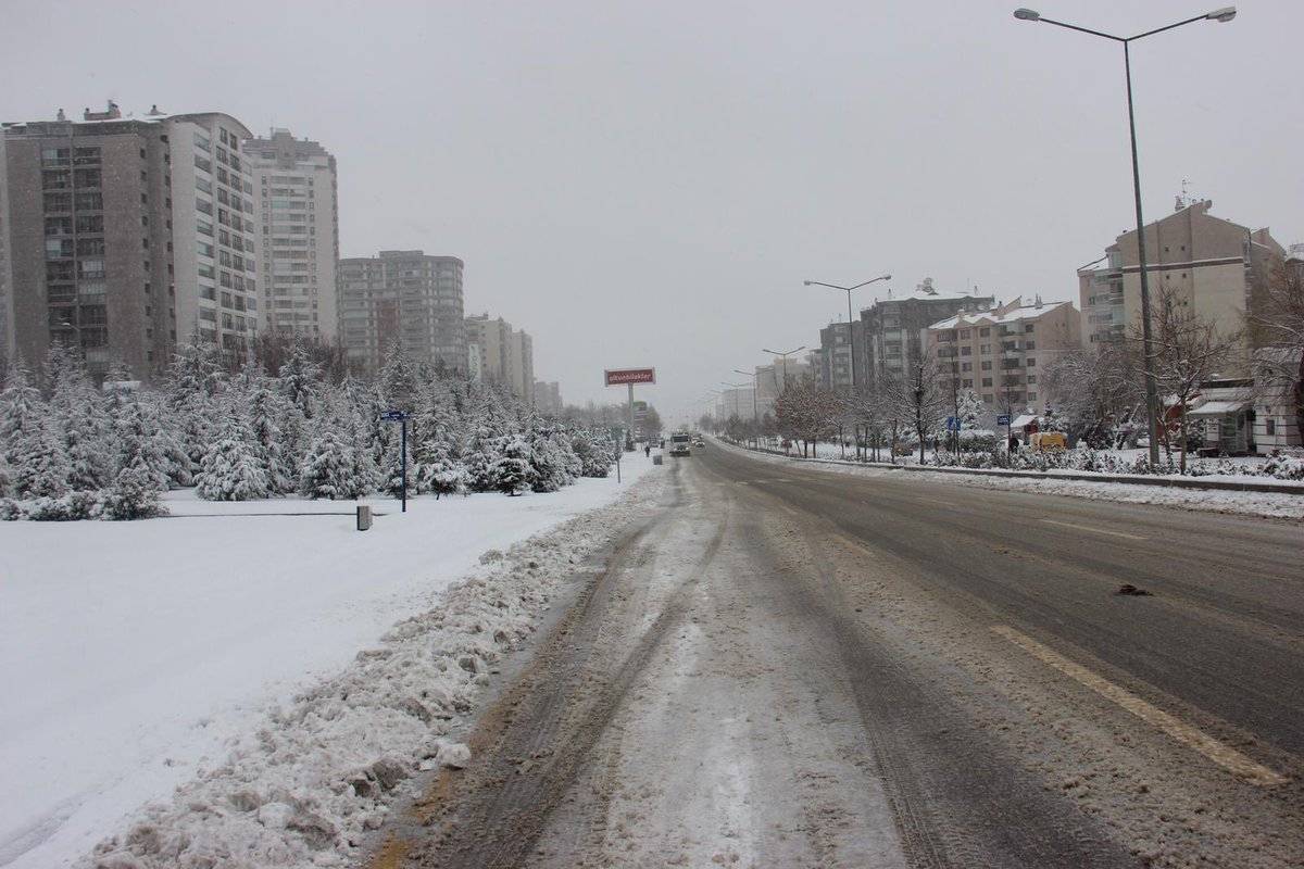 «Бабье лето где-то, но не там»: на севере Турции прошёл сильный снегопад