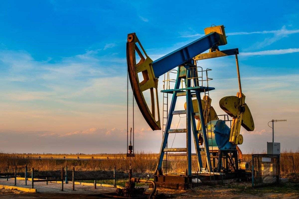 «Продолжает дешеветь»: нефтяные котировки повлияли на стоимость газа
