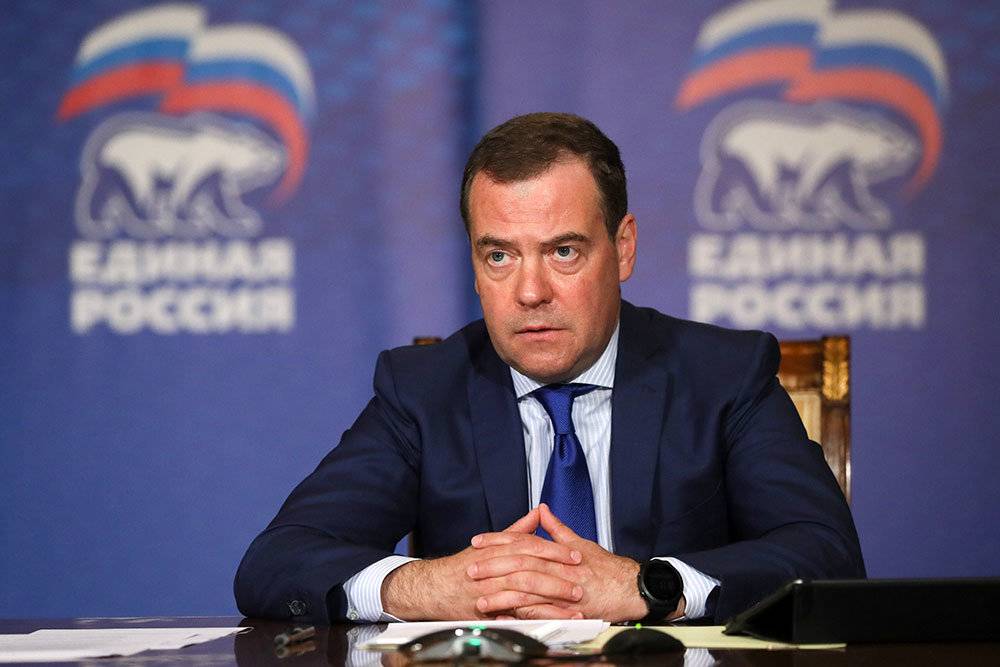 «Дураков за неё сражаться нет, а нам бессмысленно иметь дело с вассалами»: Медведев резко высказался о контактах России и Украины