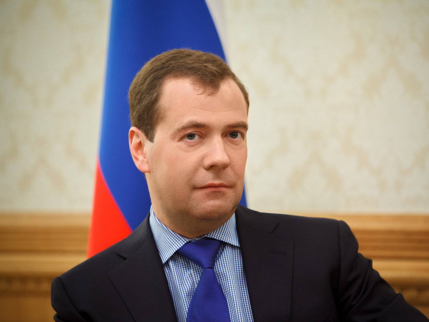 «Последствия алкогольной болезни, не просыхает»: журналист странно объяснил статью Медведева