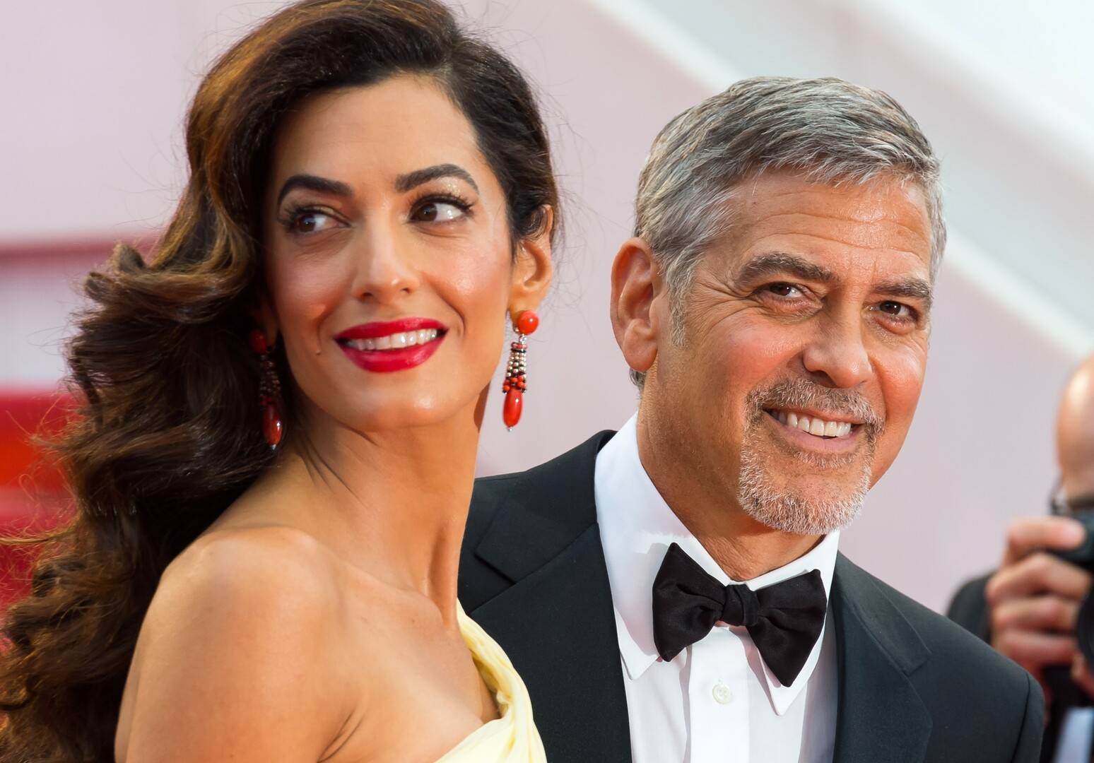 Такое бывает крайне редко: Джордж Клуни вместе с супругой впервые за долгое время был замечен на публике
