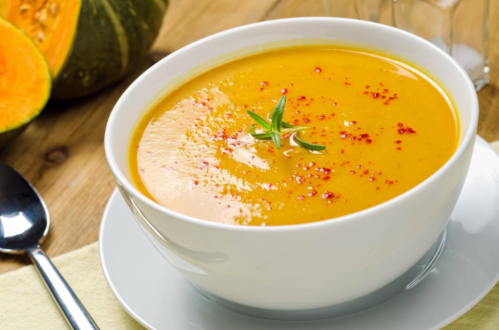 Очень питательное и вкусное блюдо: Кулинар поделилась лучшим рецептом приготовления тыквенного супа