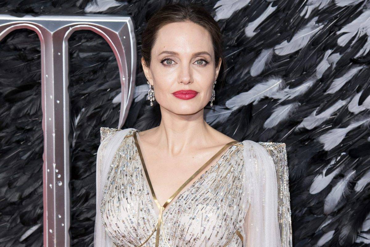 «Говорила, что отношения ей не нужны»: журналисты заподозрили Анджелину Джоли в романах с несколькими мужчинами
