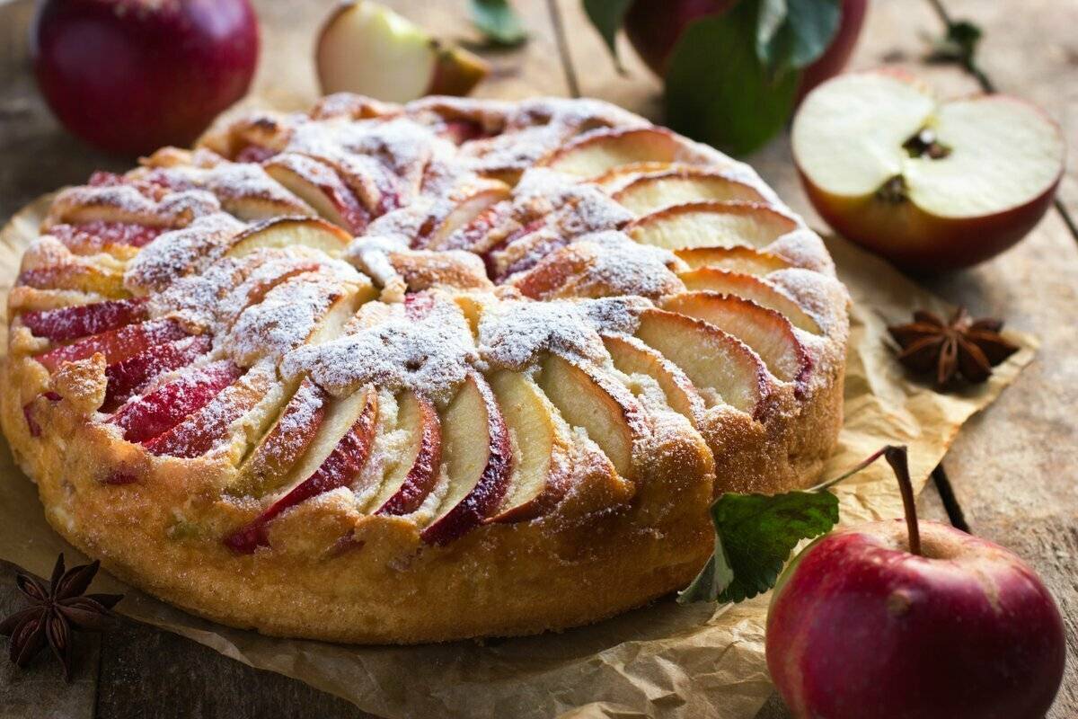 Готовим оригинальную шарлотку: кулинары поделились рецептом самого вкусного яблочного пирога