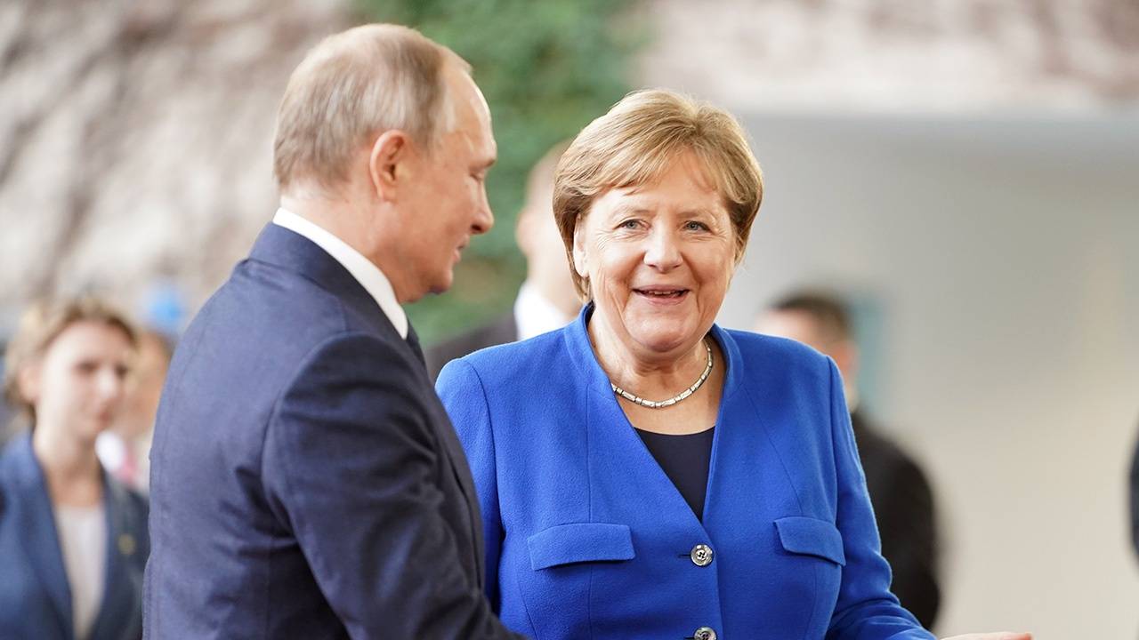 «Представить себе не могла, что он аннексирует Крым»: Меркель рассказала об отношениях с Путиным