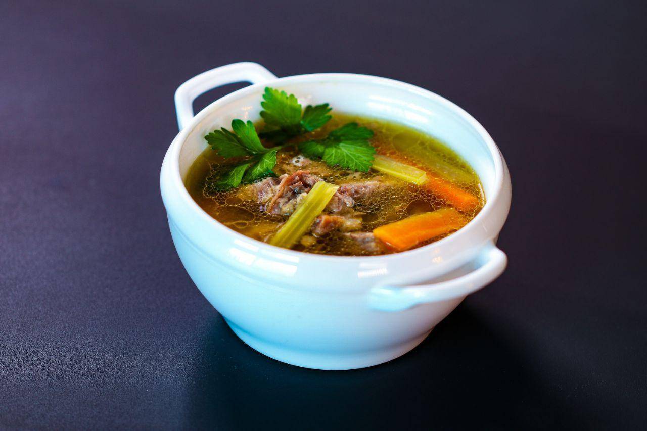 Самые вкусные грибные блюда: готовим юшку с вешенкой и сельдереем