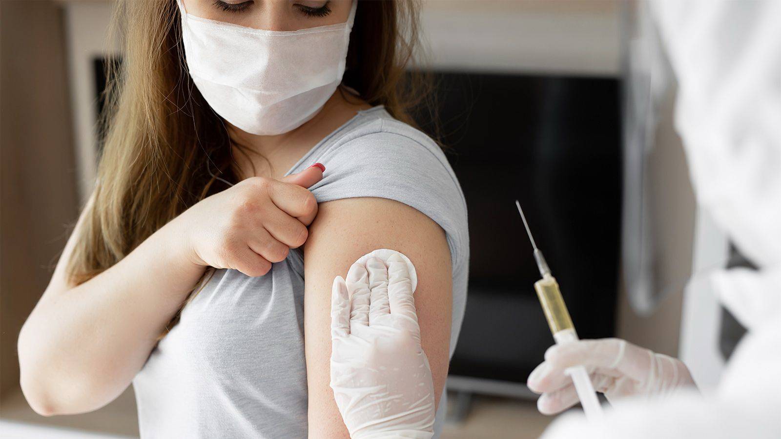 Создатель вакцины назвал причины заражения коронавирусом привившихся граждан