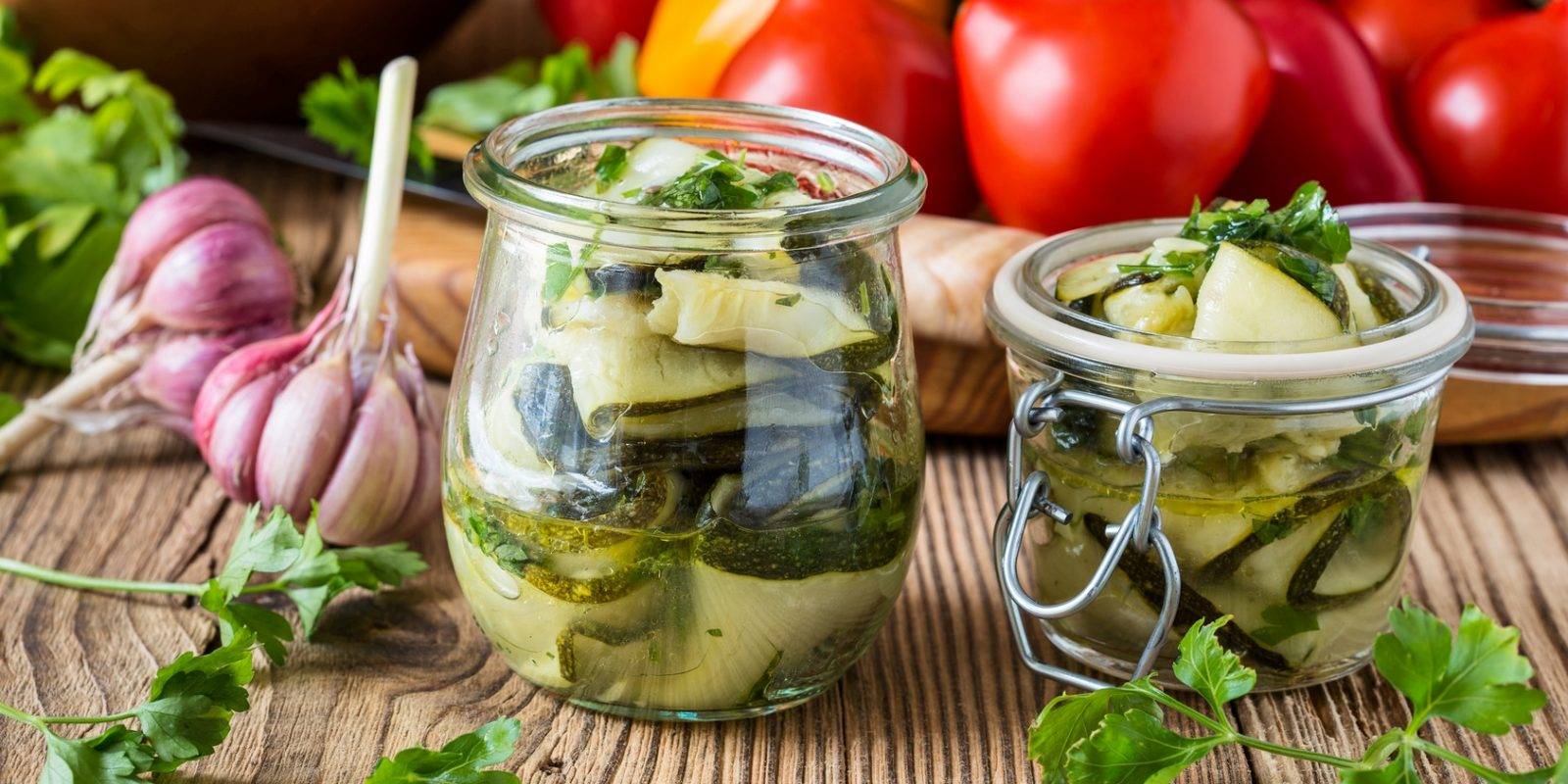 Вкус немного шашлычный: кулинары поделились оригинальным рецептом кабачков на зиму
