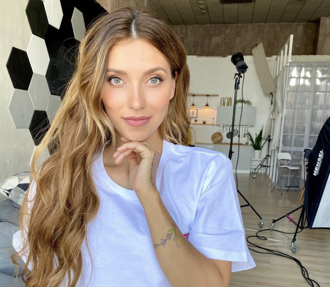 «Стильный берет и прозрачная рубашка»: Регина Тодоренко взбудоражила сеть трогательным постом