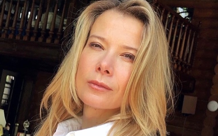 «Вы всегда на позитиве»: Юлия Высоцкая показала свою фигуру в откровенном платье