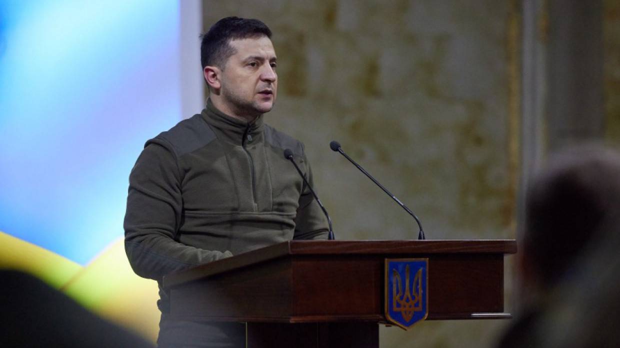 «Это манипуляции социологов»: политолог объяснил обвальный рейтинг Зеленского