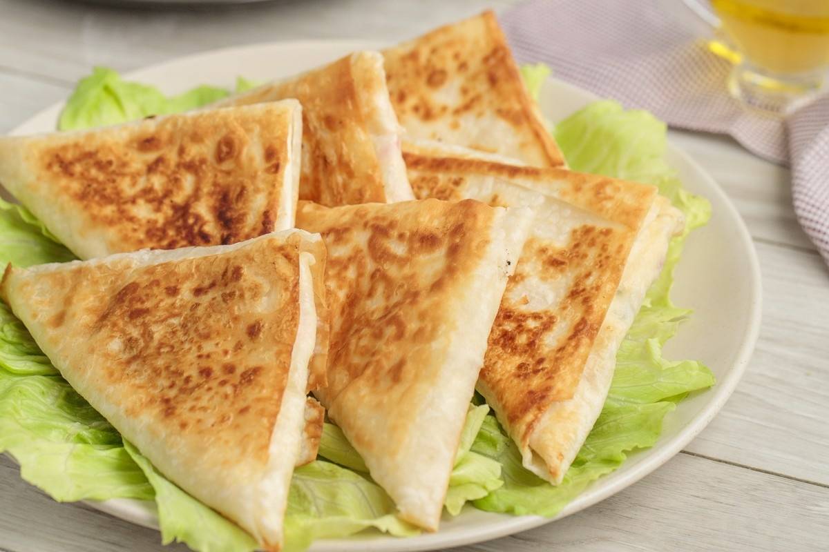 Для вегетарианцев и не только: рецепт сырной закуски в лаваше