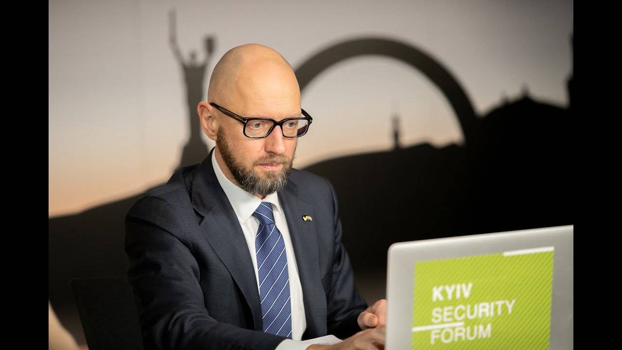 «Крепчает сущий маразм»: Погребинский оценил новую идею Яценюка построить ещё одну стену