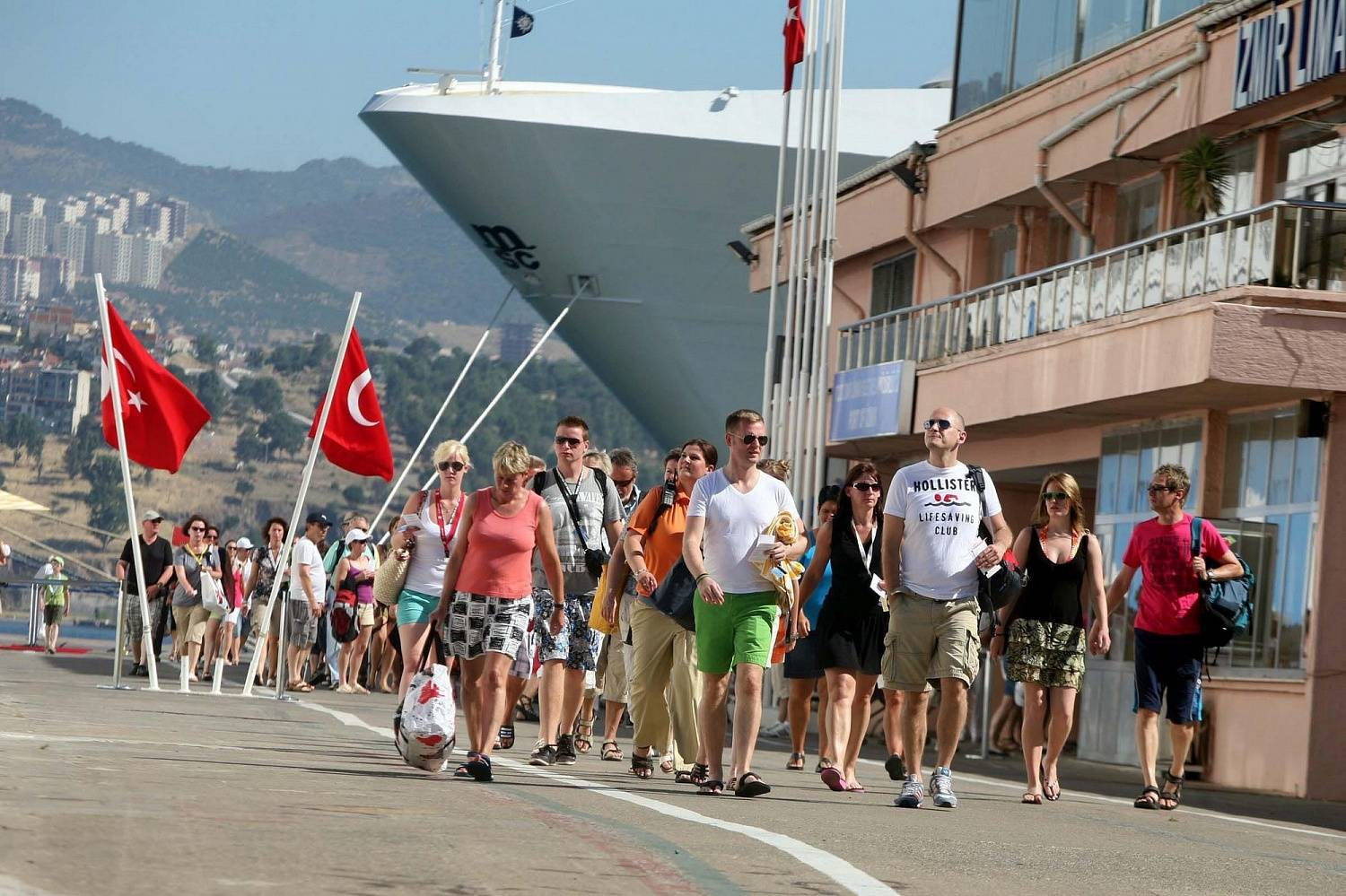 В Анталию вернулось лето: турецкие пляжи заполонили туристы