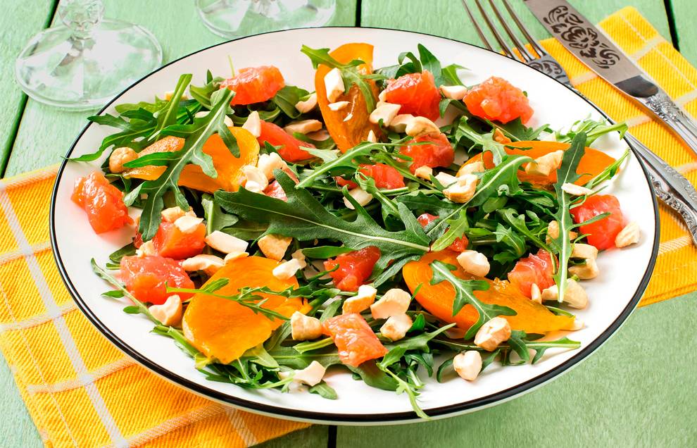 Грузинская кухня: готовим нежный салат с хурмой и лососем