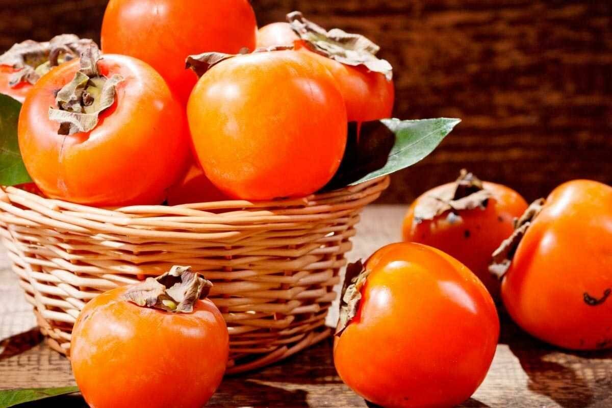 Диетологи объяснили, почему пожилым людям необходимо включить в рацион хурму