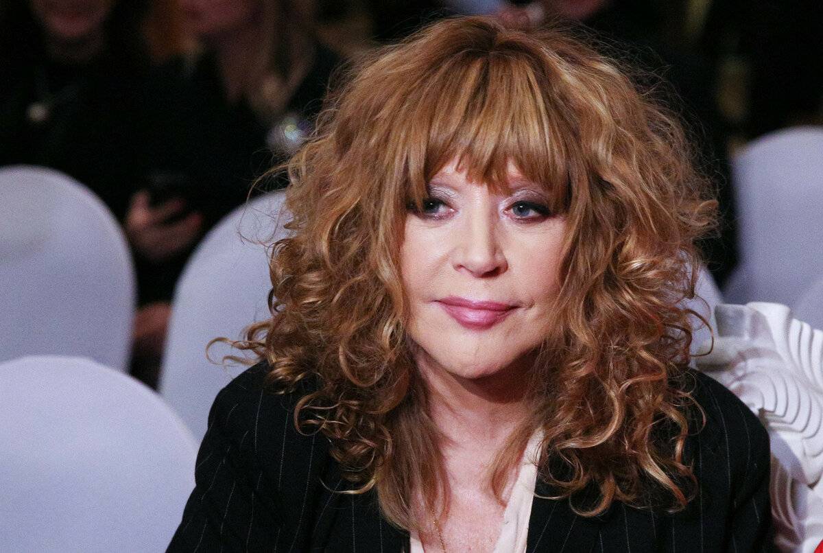 «В легендарном стиле Шанель»: Пугачёва надела на ужин короткое платье и продемонстрировала стройные ноги