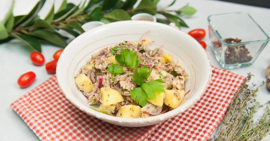 Праздничное блюдо: готовим простой салат с картофелем и скумбрией
