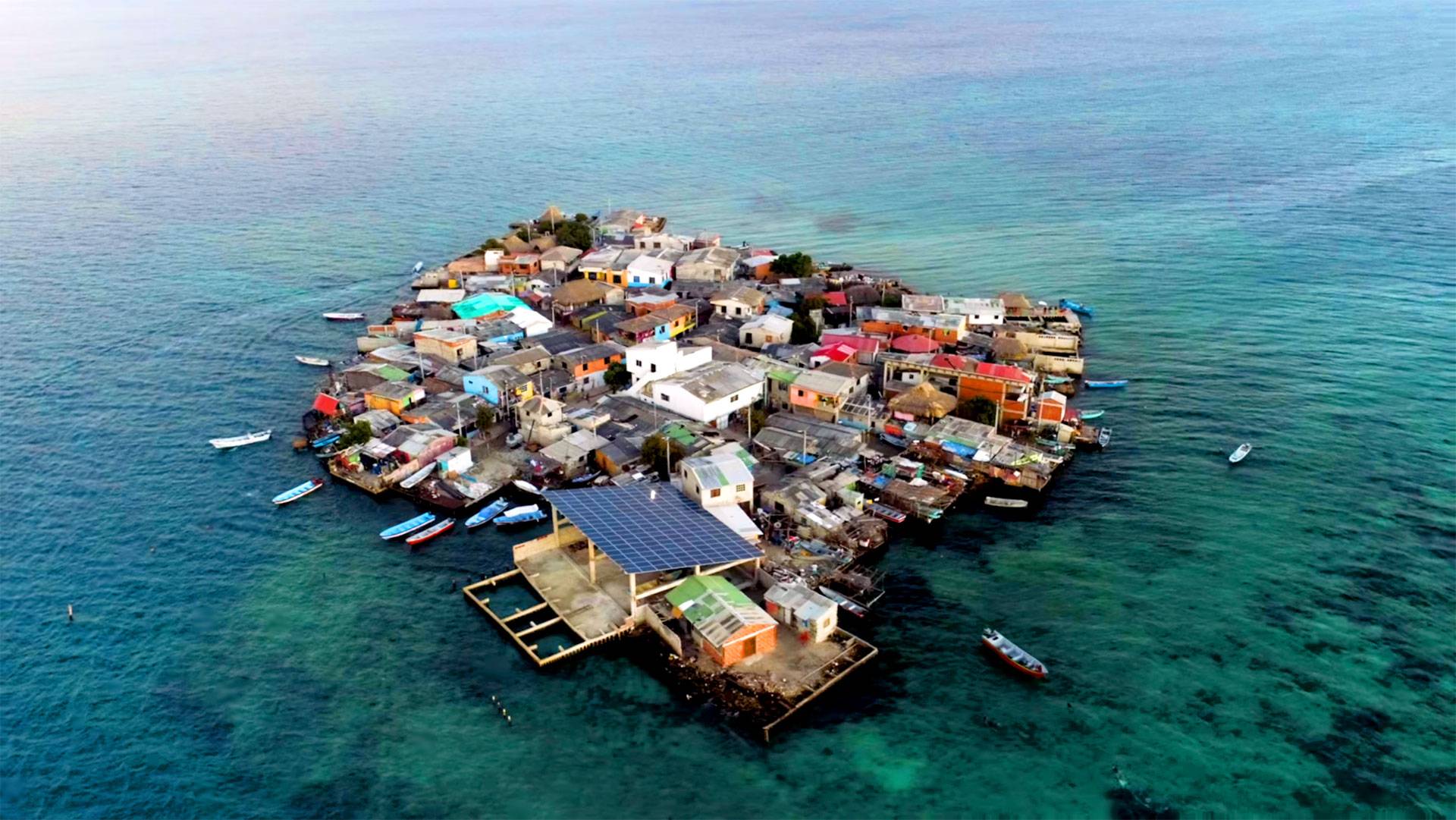 Полностью забит зданиями: как живут люди на самом густонаселенном острове в мире?