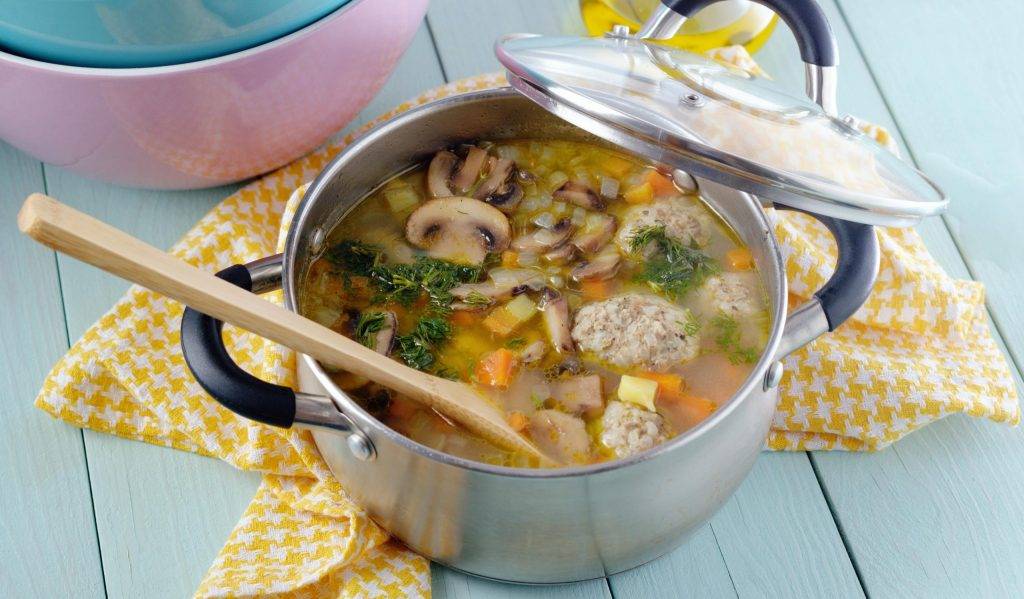 Сытно и полезно: готовим грибной суп с фрикадельками