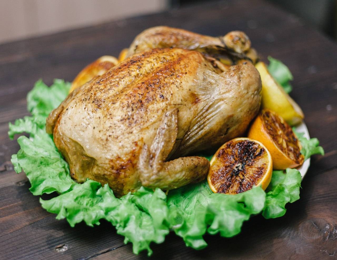 Новогоднее блюдо: готовим  фаршированную курицу с курагой