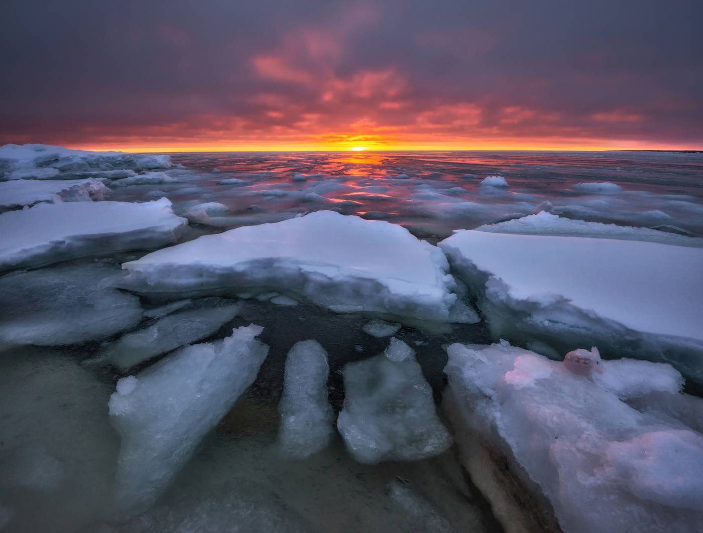 Под толщей льда на берегу Белого моря заметили странное свечение