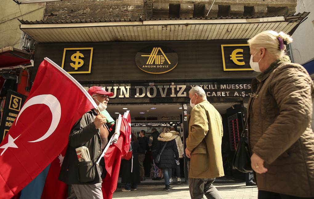 Рекордный обвал: турецкая лира приблизилась к историческим показателям