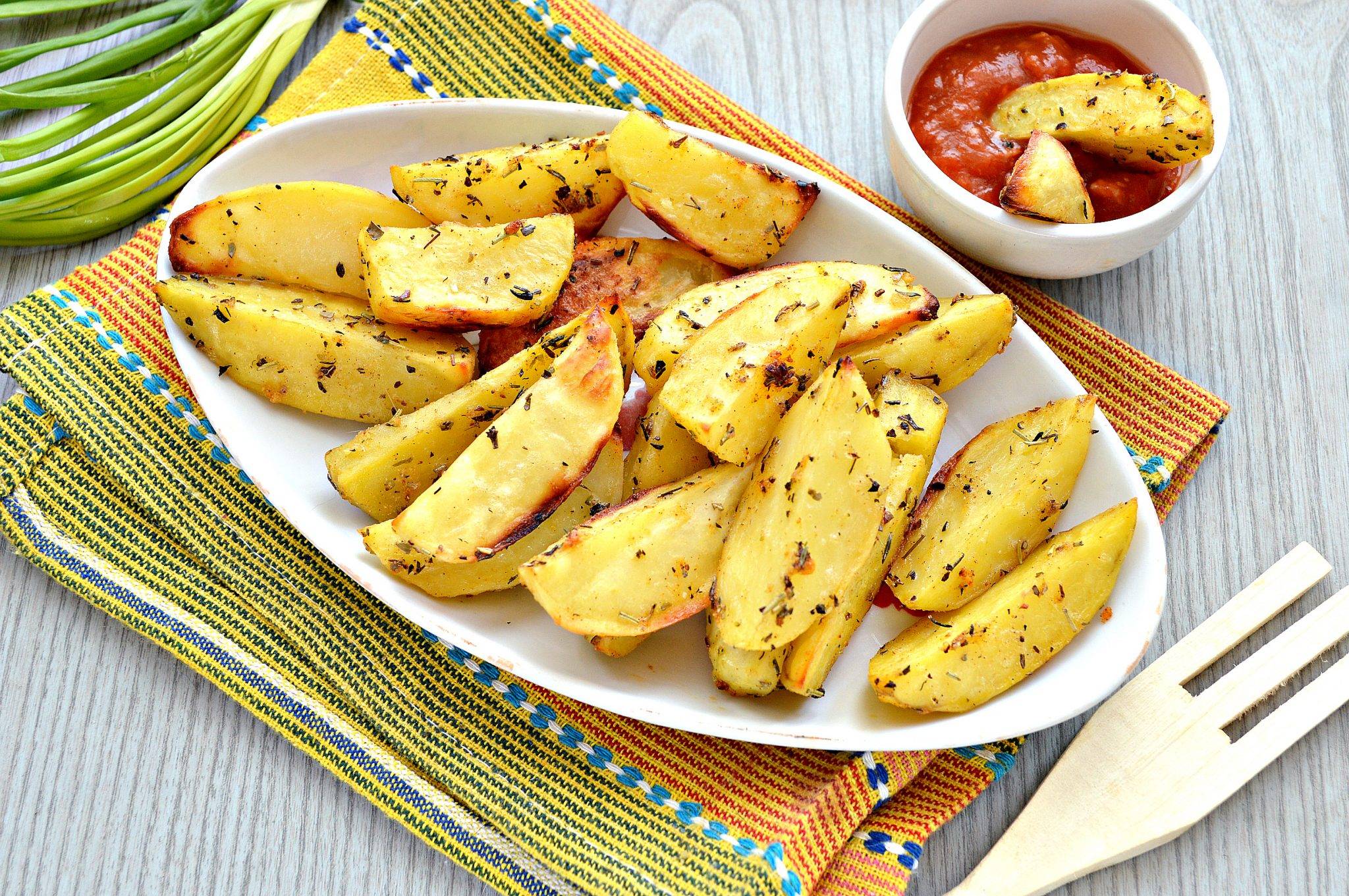 Ароматный и румяный: как правильно запекать картофель в духовке