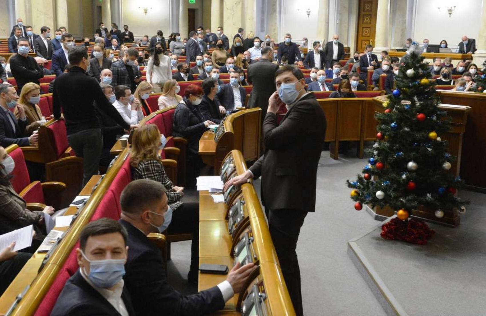 Опрос: партия Порошенко обогнала «Слугу народа»