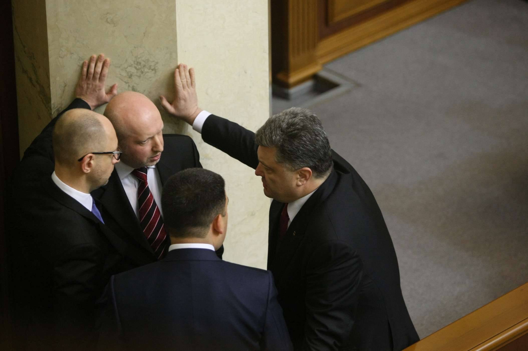 «Идеологическое поражение»: политолог объяснил, почему Яценюку и Порошенко не нужен мир на Донбассе
