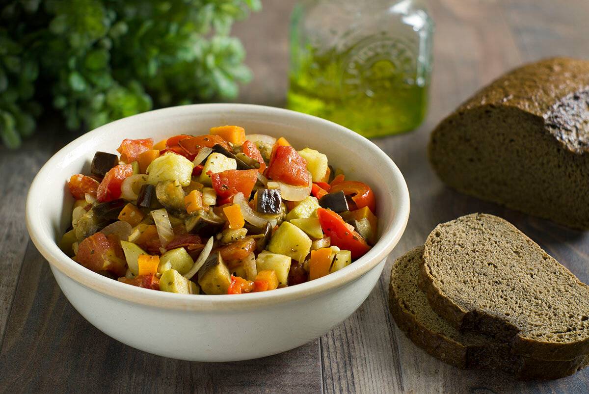 Любые продукты из холодильника: кулинары поделились рецептом вкусного и необычного рагу