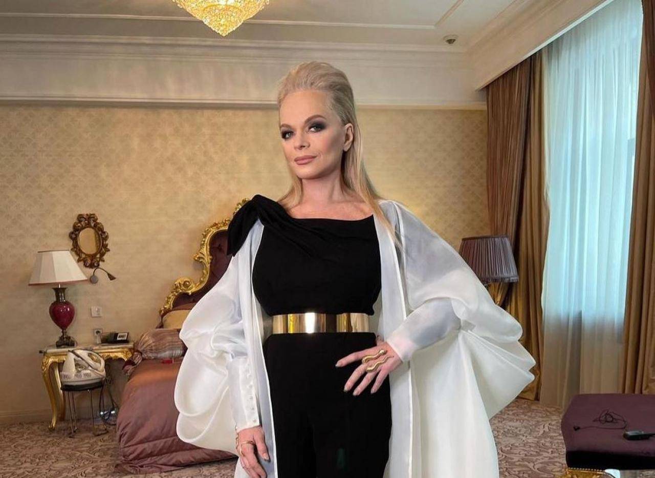 «Кожа просто сияет»: пластический хирург оценил операции Ларисы Долиной